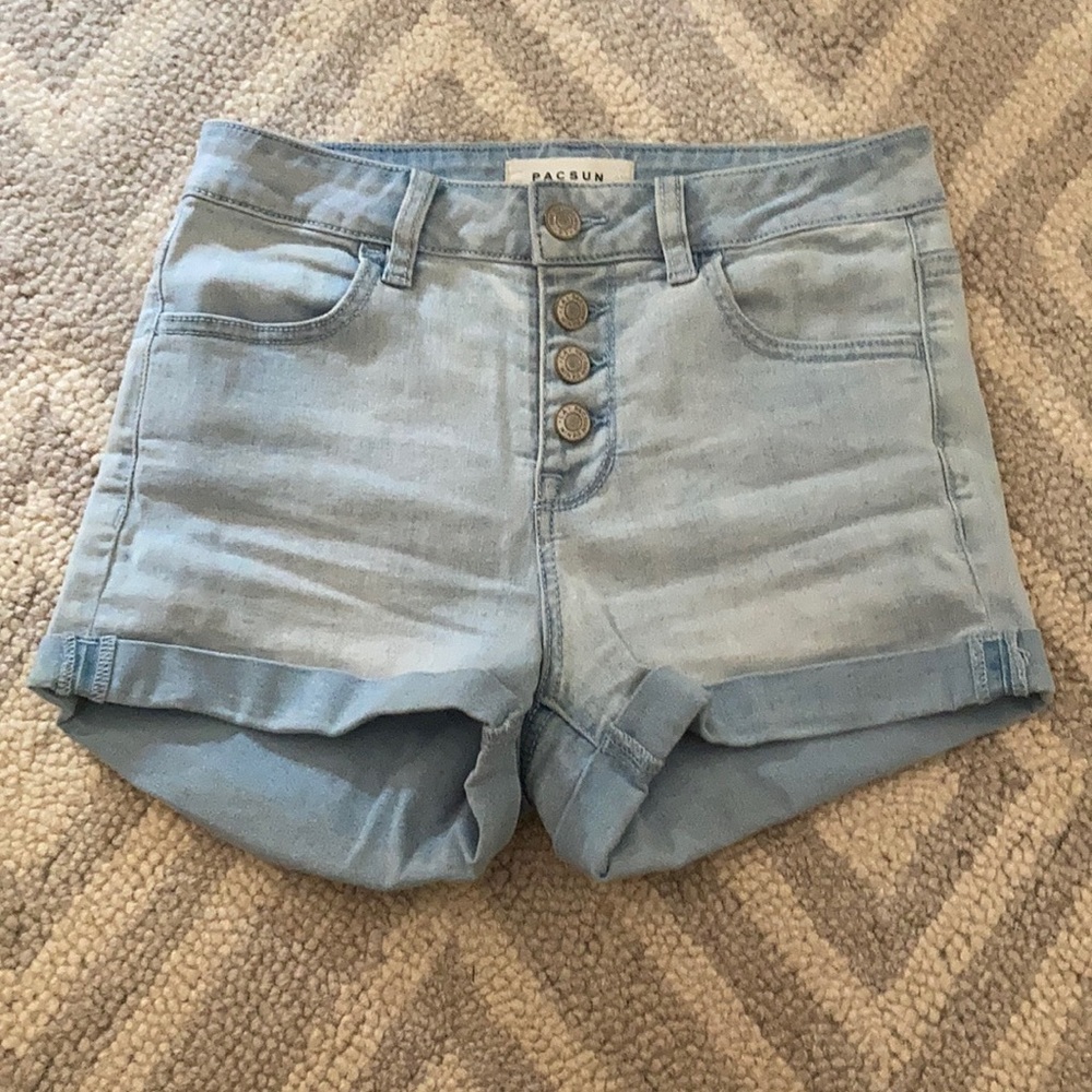 Super high rise lighwash shorts
